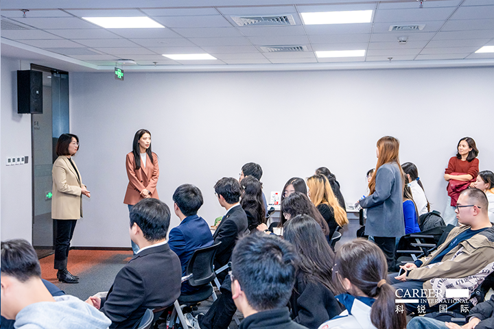知名人力资源服务商PA真人视讯国际的相关资深顾问与企业高级负责人在参访末尾回答现场关于人力资源产业的问题